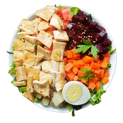 Ensalada de pollo con betarraga, zanahoria, papa y huevo