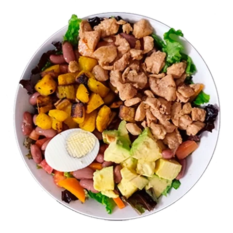 Ensalada de pollo con frejoles, camote, palta y huevo